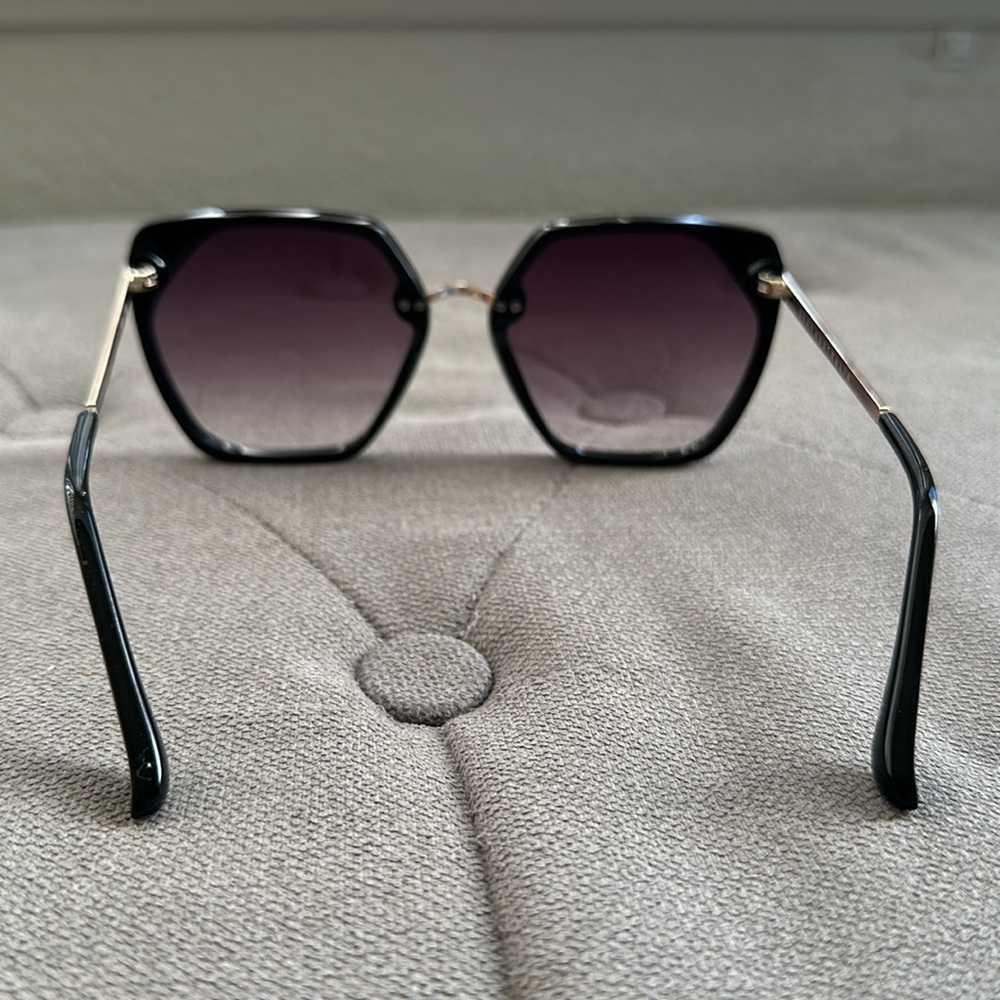 Quay Sunglasses - Picture 2 of 4